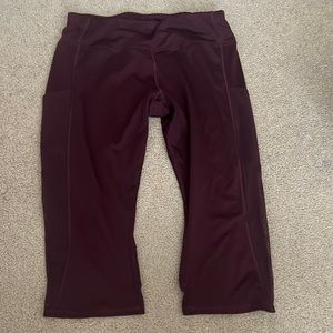 Maroon leggins with pocket and mesh bottom with pockets